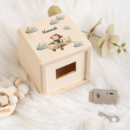 Holzspardose für Kinder Safari-Motiv Affe im Flugzeug - Geschenkfreude
