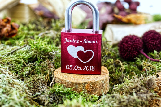 Rotes Schloss mit Namensgravur - Geschenkfreude