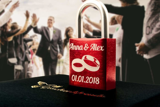 Rotes Schloss mit Namensgravur - Geschenkfreude