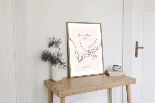 Ewig vereint: Personalisiertes Pärchen Poster Hand in Hand - Geschenkfreude