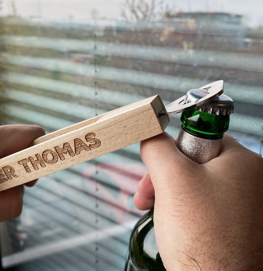 Geschenkfreude Grillzange mit Gravur aus Holz - Geschenkfreude