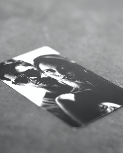Metallkarte mit Fotogravur | Fotogeschenke für den Partner - Geschenkfreude