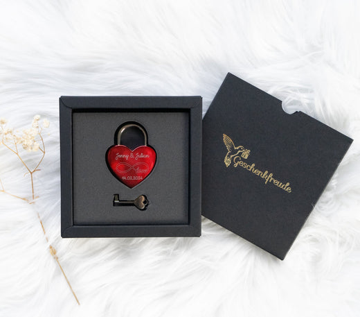 Rotes Herzschloss mit Gravur - Geschenkfreude