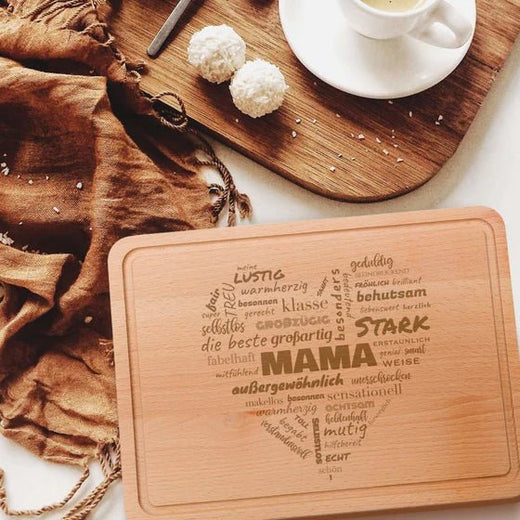 Schneidebrett aus Holz mit Herzgravur für Mama | Tranchierbrett - Geschenkfreude