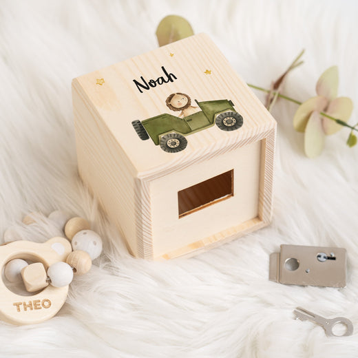 Spardose Kinder Personalisiert aus Holz Jeep Motiv - Geschenkfreude